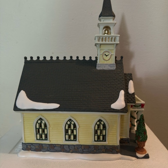 Deluxe Porcelain Lighted House - Yellow - Picture 4 of 6